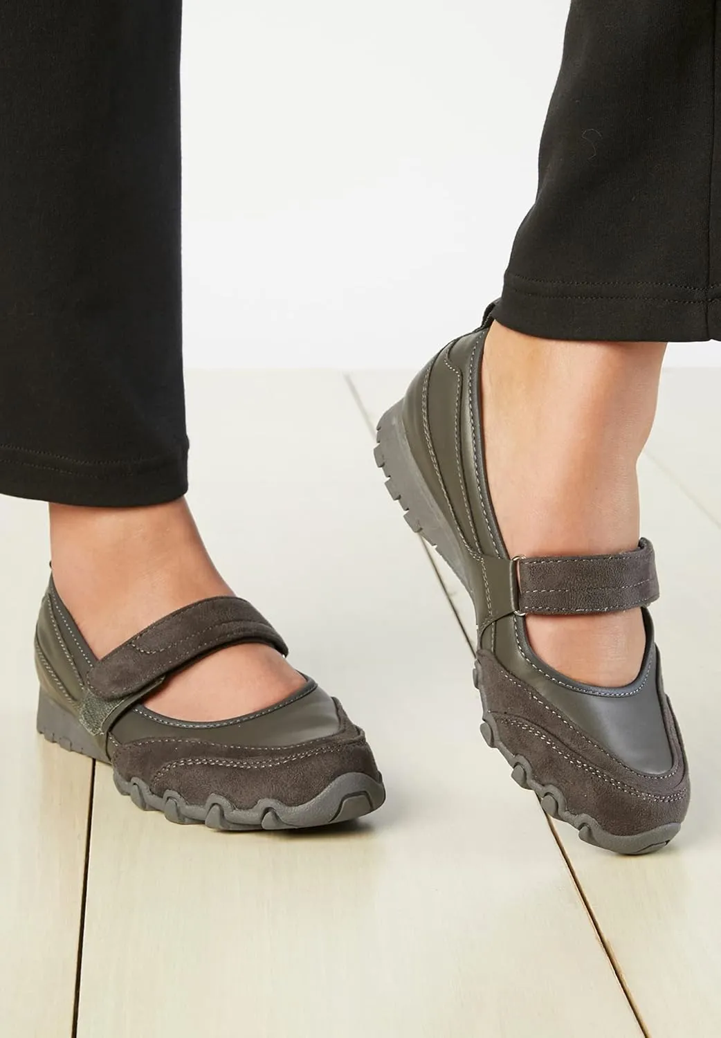 Comfortview Women's Wide Width The Basil Sneaker