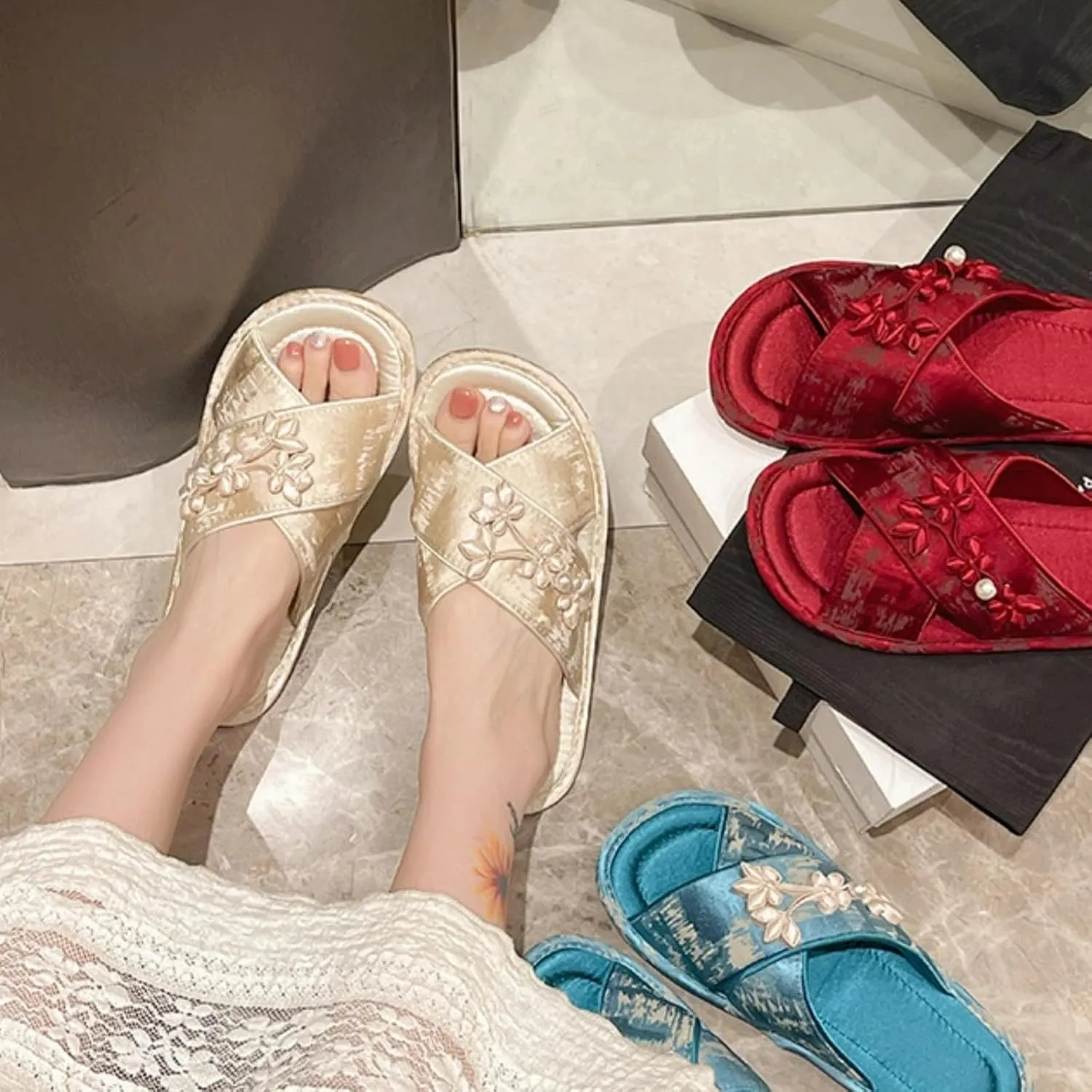 Satin Cross-Strap Slippers for Women Retro Flip-Flops Flower Decor Satin Upper Soft TPR Anti-Slip Soles Indoor Outdoor Slippers