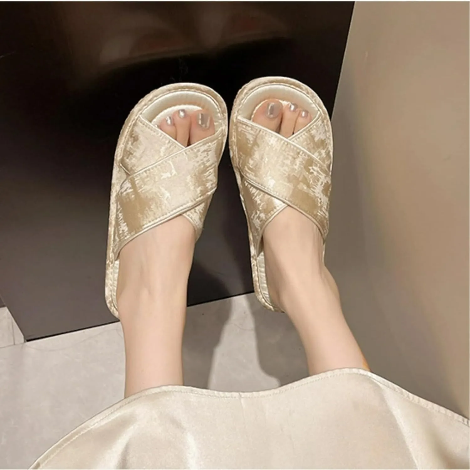 Satin Cross-Strap Slippers for Women Retro Flip-Flops Flower Decor Satin Upper Soft TPR Anti-Slip Soles Indoor Outdoor Slippers